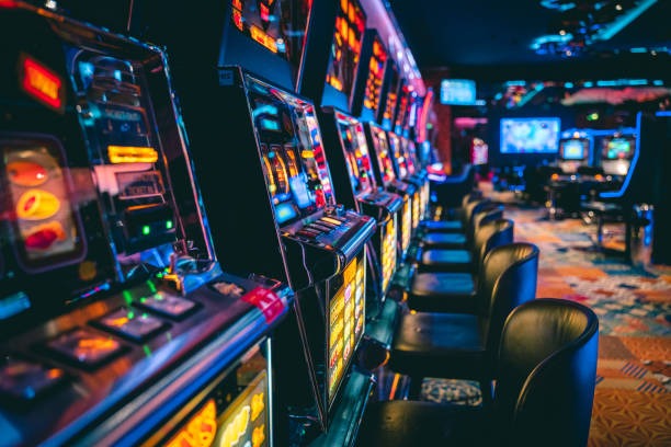 Antarmuka aplikasi mobile snezhnaya menampilkan pasar taruhan olahraga dan permainan live dealer